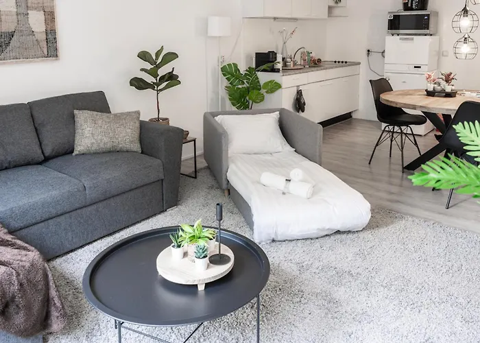 5p-home At Spot In Town Near Poppodium 013 דירה